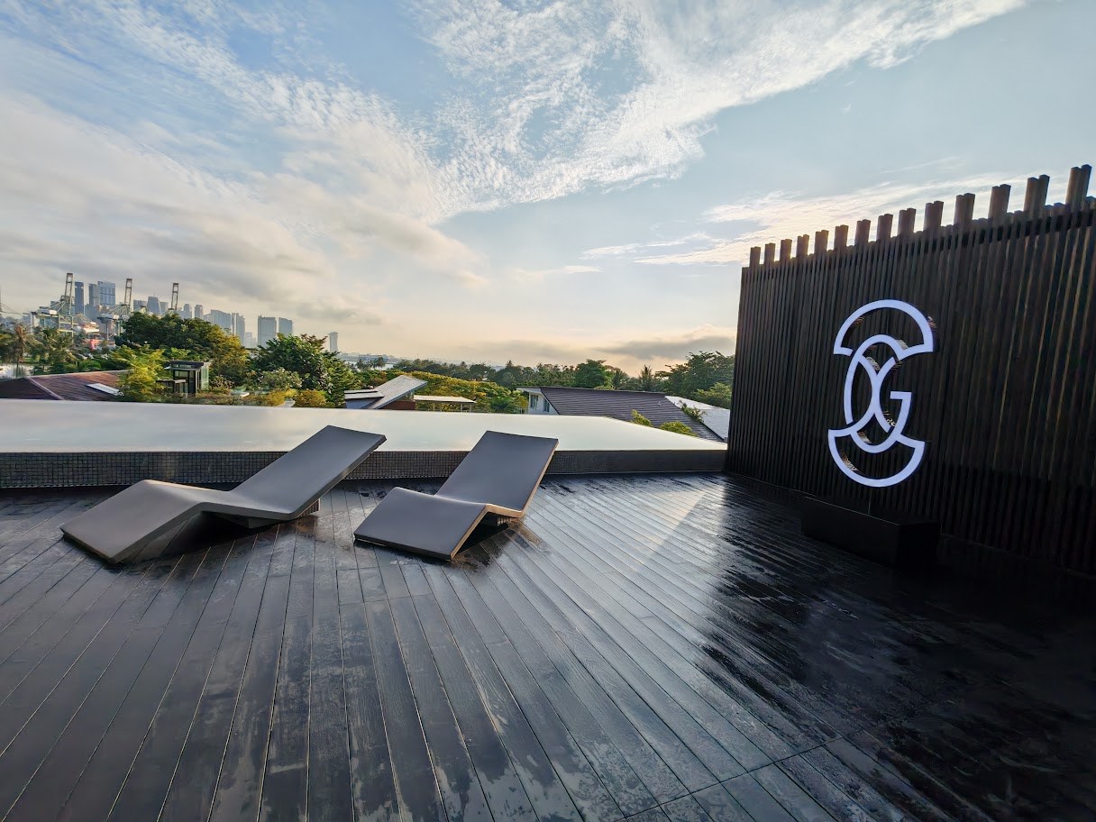 Scenic private client deck